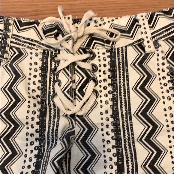 Billabong Shorts - Picture 2 of 3